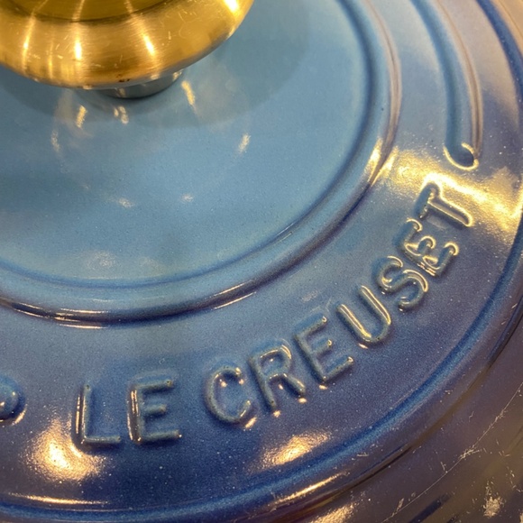 Le Creuset Signature Round Wide Oven Pot - Picture 5 of 8